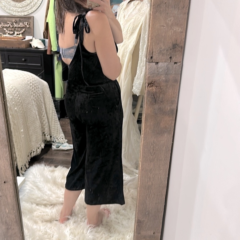 Very J Chic Black velvet Jumpsuit size medium - Picture 4 of 6